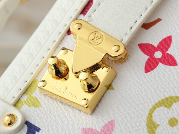 💰升级原版 M14046 M46358 本款 Side Trunk 中号手袋以谐趣 Monogram 图案道出路易威登 x 村上隆再版系列的灵动格调，为柔软牛皮革融入加固金属包角和标志性 S-lock 锁扣，可轻松容纳日常所需。方正构型致意品牌经典行李箱，可拆卸饰钉手柄和肩带实现灵活背携。尺寸:23.5 x 16.0 x 8.5 厘米 (长 x 高 x 宽)