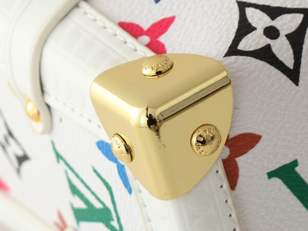 💰升级原版 M14046 M46358 本款 Side Trunk 中号手袋以谐趣 Monogram 图案道出路易威登 x 村上隆再版系列的灵动格调，为柔软牛皮革融入加固金属包角和标志性 S-lock 锁扣，可轻松容纳日常所需。方正构型致意品牌经典行李箱，可拆卸饰钉手柄和肩带实现灵活背携。尺寸:23.5 x 16.0 x 8.5 厘米 (长 x 高 x 宽)