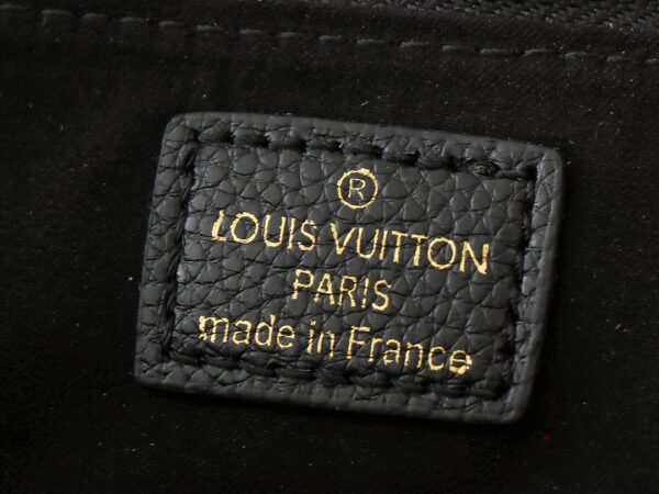 💰升级原版M43772.M43759 M43758这个苏雷恩MM链手提包在字母Empreinte皮革与它的金色链是一样的功能，因为它是复杂的。非常容易穿戴感谢皮革垫肩装饰链这个手提箱的大尺寸意味着它很容易适用于A4文件以及您所有的日常必需品。在柔顺的皮革浮雕图案是足够的深度停留一段时间，同时仍然保持其柔软的感觉。尺寸 长37*26*15cm