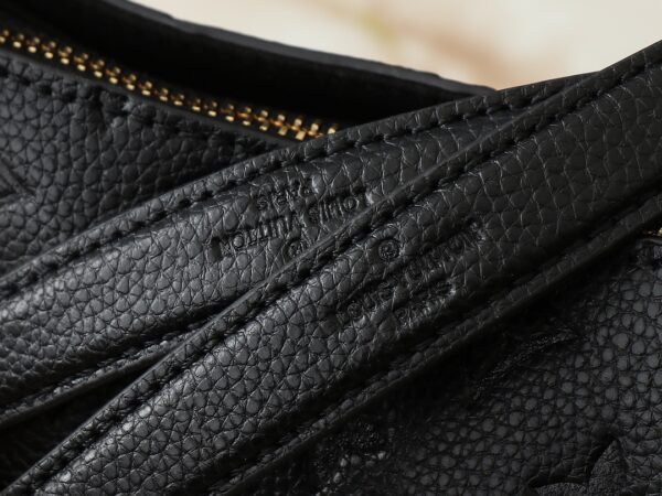 💰升级原版M43772.M43759 M43758这个苏雷恩MM链手提包在字母Empreinte皮革与它的金色链是一样的功能，因为它是复杂的。非常容易穿戴感谢皮革垫肩装饰链这个手提箱的大尺寸意味着它很容易适用于A4文件以及您所有的日常必需品。在柔顺的皮革浮雕图案是足够的深度停留一段时间，同时仍然保持其柔软的感觉。尺寸 长37*26*15cm