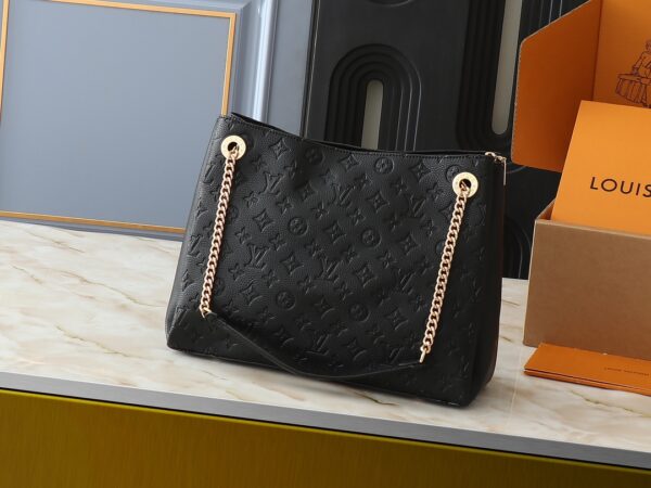 💰升级原版M43772.M43759 M43758这个苏雷恩MM链手提包在字母Empreinte皮革与它的金色链是一样的功能，因为它是复杂的。非常容易穿戴感谢皮革垫肩装饰链这个手提箱的大尺寸意味着它很容易适用于A4文件以及您所有的日常必需品。在柔顺的皮革浮雕图案是足够的深度停留一段时间，同时仍然保持其柔软的感觉。尺寸 长37*26*15cm