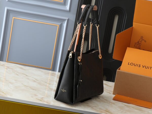 💰升级原版M43772.M43759 M43758这个苏雷恩MM链手提包在字母Empreinte皮革与它的金色链是一样的功能，因为它是复杂的。非常容易穿戴感谢皮革垫肩装饰链这个手提箱的大尺寸意味着它很容易适用于A4文件以及您所有的日常必需品。在柔顺的皮革浮雕图案是足够的深度停留一段时间，同时仍然保持其柔软的感觉。尺寸 长37*26*15cm