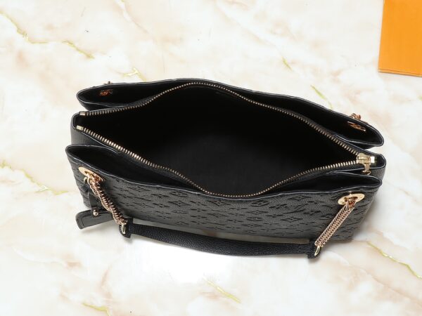 💰升级原版M43772.M43759 M43758这个苏雷恩MM链手提包在字母Empreinte皮革与它的金色链是一样的功能，因为它是复杂的。非常容易穿戴感谢皮革垫肩装饰链这个手提箱的大尺寸意味着它很容易适用于A4文件以及您所有的日常必需品。在柔顺的皮革浮雕图案是足够的深度停留一段时间，同时仍然保持其柔软的感觉。尺寸 长37*26*15cm