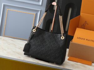 💰升级原版M43772.M43759 M43758这个苏雷恩MM链手提包在字母Empreinte皮革与它的金色链是一样的功能，因为它是复杂的。非常容易穿戴感谢皮革垫肩装饰链这个手提箱的大尺寸意味着它很容易适用于A4文件以及您所有的日常必需品。在柔顺的皮革浮雕图案是足够的深度停留一段时间，同时仍然保持其柔软的感觉。尺寸 长37*26*15cm