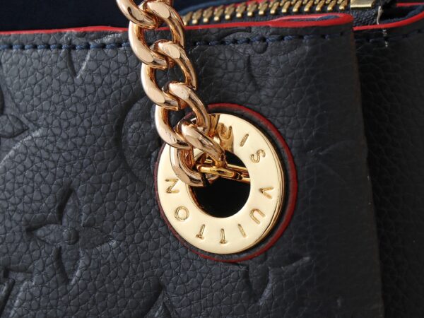 💰升级原版M43772.M43759 M43758这个苏雷恩MM链手提包在字母Empreinte皮革与它的金色链是一样的功能，因为它是复杂的。非常容易穿戴感谢皮革垫肩装饰链这个手提箱的大尺寸意味着它很容易适用于A4文件以及您所有的日常必需品。在柔顺的皮革浮雕图案是足够的深度停留一段时间，同时仍然保持其柔软的感觉。尺寸 长37*26*15cm