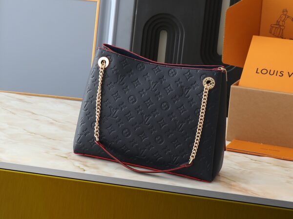 💰升级原版M43772.M43759 M43758这个苏雷恩MM链手提包在字母Empreinte皮革与它的金色链是一样的功能，因为它是复杂的。非常容易穿戴感谢皮革垫肩装饰链这个手提箱的大尺寸意味着它很容易适用于A4文件以及您所有的日常必需品。在柔顺的皮革浮雕图案是足够的深度停留一段时间，同时仍然保持其柔软的感觉。尺寸 长37*26*15cm