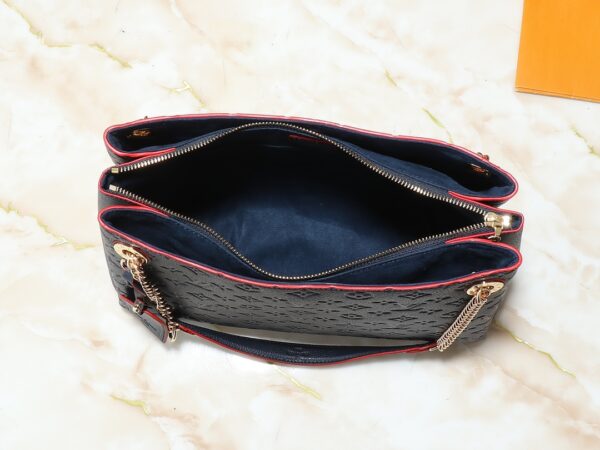 💰升级原版M43772.M43759 M43758这个苏雷恩MM链手提包在字母Empreinte皮革与它的金色链是一样的功能，因为它是复杂的。非常容易穿戴感谢皮革垫肩装饰链这个手提箱的大尺寸意味着它很容易适用于A4文件以及您所有的日常必需品。在柔顺的皮革浮雕图案是足够的深度停留一段时间，同时仍然保持其柔软的感觉。尺寸 长37*26*15cm