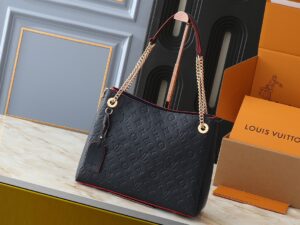 💰升级原版M43772.M43759 M43758这个苏雷恩MM链手提包在字母Empreinte皮革与它的金色链是一样的功能，因为它是复杂的。非常容易穿戴感谢皮革垫肩装饰链这个手提箱的大尺寸意味着它很容易适用于A4文件以及您所有的日常必需品。在柔顺的皮革浮雕图案是足够的深度停留一段时间，同时仍然保持其柔软的感觉。尺寸 长37*26*15cm