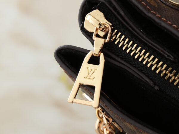 💰升级原版M43772.M43759 M43758这个苏雷恩MM链手提包在字母Empreinte皮革与它的金色链是一样的功能，因为它是复杂的。非常容易穿戴感谢皮革垫肩装饰链这个手提箱的大尺寸意味着它很容易适用于A4文件以及您所有的日常必需品。在柔顺的皮革浮雕图案是足够的深度停留一段时间，同时仍然保持其柔软的感觉。尺寸 长37*26*15cm