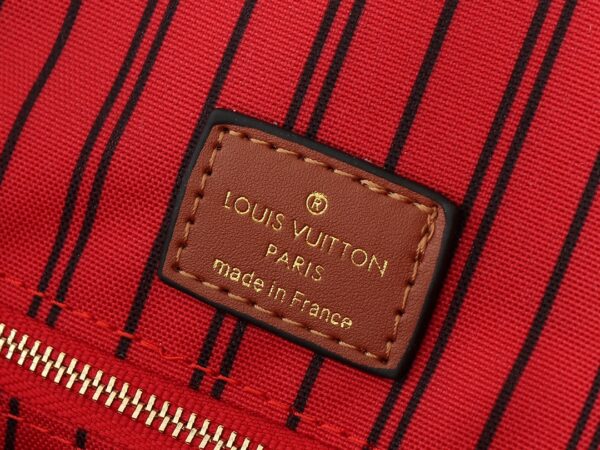 💰升级原版 M44571 M45039 M45321 本款Onthego 中号手袋将经典 Monogram 帆布与 Monogram Reverse 帆布分饰两侧，迥异风尚随心呈现。Toron 双手柄与肩带实现多种背携方式。尺寸：41.0 x 34.0 x 19.0 cm (长 x 高 x 宽)