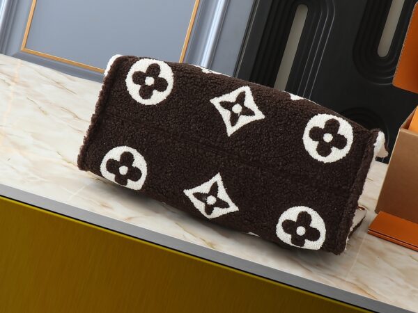 💰升级原版 M44571 M45039 M45321 本款Onthego 中号手袋将经典 Monogram 帆布与 Monogram Reverse 帆布分饰两侧，迥异风尚随心呈现。Toron 双手柄与肩带实现多种背携方式。尺寸：41.0 x 34.0 x 19.0 cm (长 x 高 x 宽)