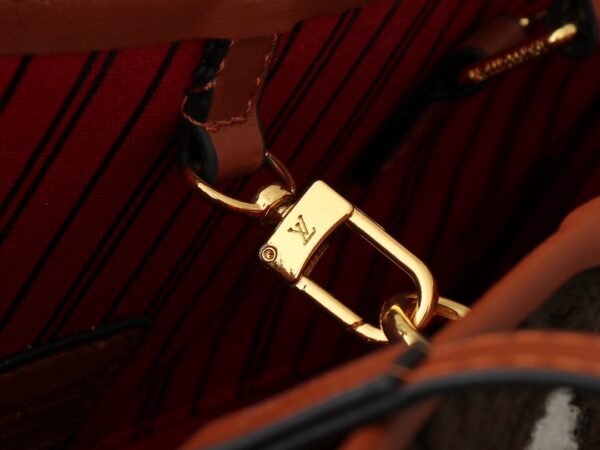 💰升级原版 M44571 M45039 M45321 本款Onthego 中号手袋将经典 Monogram 帆布与 Monogram Reverse 帆布分饰两侧，迥异风尚随心呈现。Toron 双手柄与肩带实现多种背携方式。尺寸：41.0 x 34.0 x 19.0 cm (长 x 高 x 宽)