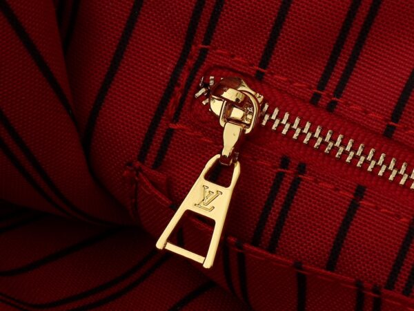 💰升级原版 M44571 M45039 M45321 本款Onthego 中号手袋将经典 Monogram 帆布与 Monogram Reverse 帆布分饰两侧，迥异风尚随心呈现。Toron 双手柄与肩带实现多种背携方式。尺寸：41.0 x 34.0 x 19.0 cm (长 x 高 x 宽)