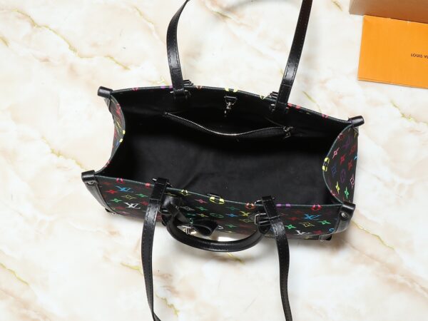 💰升级原版 M13079 路易威登 x 村上隆再版系列以灵动笔触演绎 OnTheGo 中号手袋。缤纷 Monogram 帆布包身、牛皮革饰边和 LV x TM 钥匙包彰显考究格调，莹亮包角回溯路易威登传统行李箱设计，肩带和顶部手柄实现多种背携方式。尺寸:35.0 x 27.0 x 14.0 厘米 (长 x 高 x 宽)