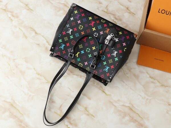 💰升级原版 M13079 路易威登 x 村上隆再版系列以灵动笔触演绎 OnTheGo 中号手袋。缤纷 Monogram 帆布包身、牛皮革饰边和 LV x TM 钥匙包彰显考究格调，莹亮包角回溯路易威登传统行李箱设计，肩带和顶部手柄实现多种背携方式。尺寸:35.0 x 27.0 x 14.0 厘米 (长 x 高 x 宽)