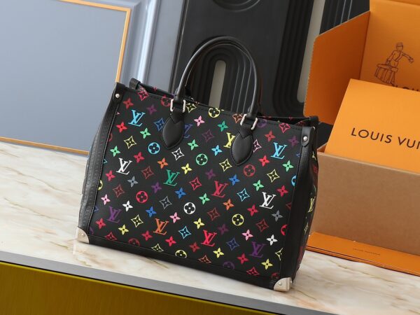 💰升级原版 M13079 路易威登 x 村上隆再版系列以灵动笔触演绎 OnTheGo 中号手袋。缤纷 Monogram 帆布包身、牛皮革饰边和 LV x TM 钥匙包彰显考究格调，莹亮包角回溯路易威登传统行李箱设计，肩带和顶部手柄实现多种背携方式。尺寸:35.0 x 27.0 x 14.0 厘米 (长 x 高 x 宽)