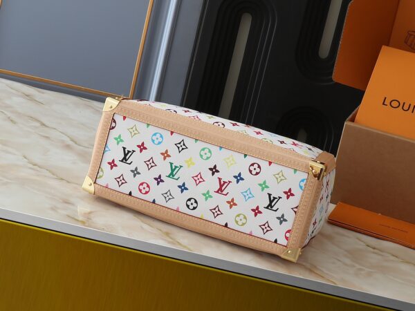 💰升级原版 M13079 路易威登 x 村上隆再版系列以灵动笔触演绎 OnTheGo 中号手袋。缤纷 Monogram 帆布包身、牛皮革饰边和 LV x TM 钥匙包彰显考究格调，莹亮包角回溯路易威登传统行李箱设计，肩带和顶部手柄实现多种背携方式。尺寸:35.0 x 27.0 x 14.0 厘米 (长 x 高 x 宽)