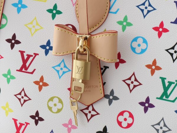 💰升级原版 M13079 路易威登 x 村上隆再版系列以灵动笔触演绎 OnTheGo 中号手袋。缤纷 Monogram 帆布包身、牛皮革饰边和 LV x TM 钥匙包彰显考究格调，莹亮包角回溯路易威登传统行李箱设计，肩带和顶部手柄实现多种背携方式。尺寸:35.0 x 27.0 x 14.0 厘米 (长 x 高 x 宽)