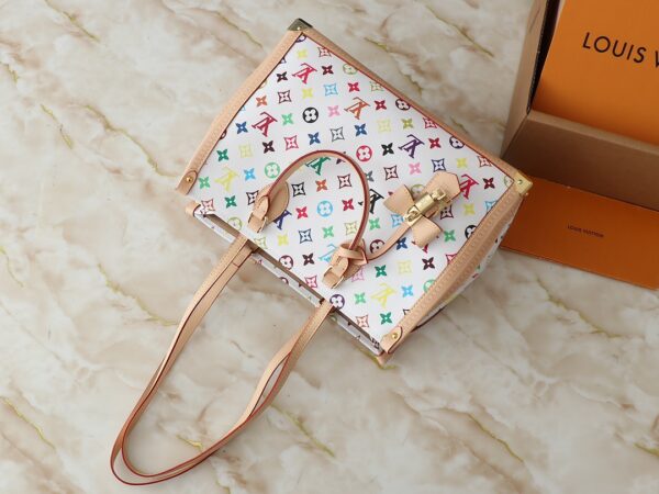 💰升级原版 M13079 路易威登 x 村上隆再版系列以灵动笔触演绎 OnTheGo 中号手袋。缤纷 Monogram 帆布包身、牛皮革饰边和 LV x TM 钥匙包彰显考究格调，莹亮包角回溯路易威登传统行李箱设计，肩带和顶部手柄实现多种背携方式。尺寸:35.0 x 27.0 x 14.0 厘米 (长 x 高 x 宽)