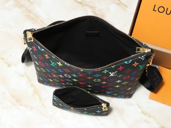 💰升级原版 M12068 M12071 M12072 這款全新Coussin系列的流浪包兼具時尚與功能，並糅合了系列標誌性的設計元素。手袋採用滑面的鋪棉皮革製造，並綴以品牌的Monogram壓花圖案。標誌性的粗鏈帶搭配金色金屬件，而可拆式紡織寬肩帶則可作不同的方式攜帶。這個百搭款式足以容納手提電腦，並設有可拆式拉鏈口袋。尺寸:38x33x10厘米