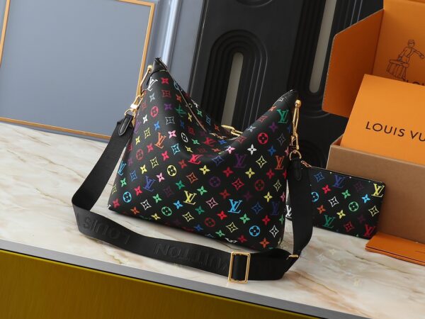 💰升级原版 M12068 M12071 M12072 這款全新Coussin系列的流浪包兼具時尚與功能，並糅合了系列標誌性的設計元素。手袋採用滑面的鋪棉皮革製造，並綴以品牌的Monogram壓花圖案。標誌性的粗鏈帶搭配金色金屬件，而可拆式紡織寬肩帶則可作不同的方式攜帶。這個百搭款式足以容納手提電腦，並設有可拆式拉鏈口袋。尺寸:38x33x10厘米