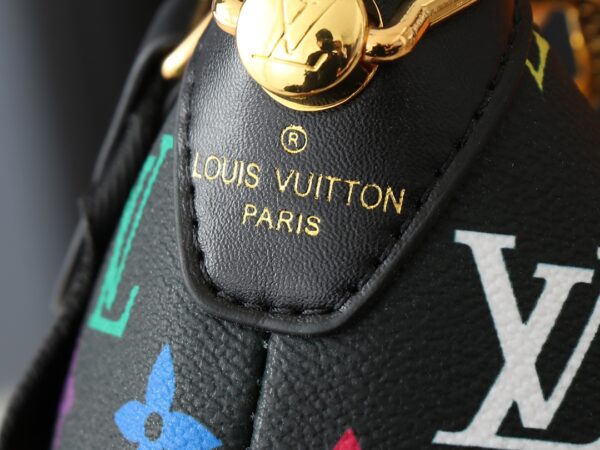 💰升级原版 M12068 M12071 M12072 這款全新Coussin系列的流浪包兼具時尚與功能，並糅合了系列標誌性的設計元素。手袋採用滑面的鋪棉皮革製造，並綴以品牌的Monogram壓花圖案。標誌性的粗鏈帶搭配金色金屬件，而可拆式紡織寬肩帶則可作不同的方式攜帶。這個百搭款式足以容納手提電腦，並設有可拆式拉鏈口袋。尺寸:38x33x10厘米