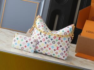 💰升级原版 M12068 M12071 M12072 這款全新Coussin系列的流浪包兼具時尚與功能，並糅合了系列標誌性的設計元素。手袋採用滑面的鋪棉皮革製造，並綴以品牌的Monogram壓花圖案。標誌性的粗鏈帶搭配金色金屬件，而可拆式紡織寬肩帶則可作不同的方式攜帶。這個百搭款式足以容納手提電腦，並設有可拆式拉鏈口袋。尺寸:38x33x10厘米