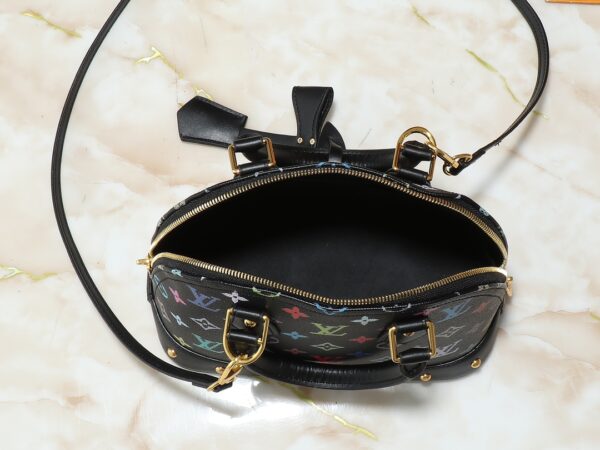 💰升级原版 M13078 M53152 本款 Alma BB 手袋洋溢路易威登 x 村上隆合作系列的欢欣格调，巧妙回溯 1930 年代的装饰艺术风格设计。Monogram 涂层帆布渲染村上隆笔下的谐趣色调，Toron 手柄、包底、可拆卸肩带和 LV x TM 钥匙包融入经典牛皮革元素。17.5 x 11.5 x 23.5 厘米 (高 x 宽 x 长度)