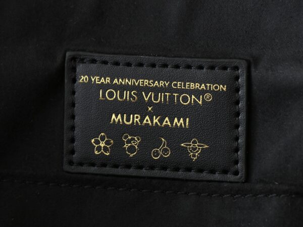 💰升级原版 M13078 M53152 本款 Alma BB 手袋洋溢路易威登 x 村上隆合作系列的欢欣格调，巧妙回溯 1930 年代的装饰艺术风格设计。Monogram 涂层帆布渲染村上隆笔下的谐趣色调，Toron 手柄、包底、可拆卸肩带和 LV x TM 钥匙包融入经典牛皮革元素。17.5 x 11.5 x 23.5 厘米 (高 x 宽 x 长度)