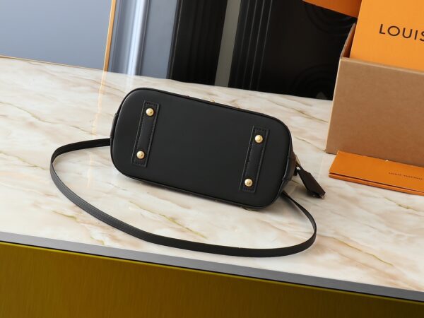 💰升级原版 M13078 M53152 本款 Alma BB 手袋洋溢路易威登 x 村上隆合作系列的欢欣格调，巧妙回溯 1930 年代的装饰艺术风格设计。Monogram 涂层帆布渲染村上隆笔下的谐趣色调，Toron 手柄、包底、可拆卸肩带和 LV x TM 钥匙包融入经典牛皮革元素。17.5 x 11.5 x 23.5 厘米 (高 x 宽 x 长度)