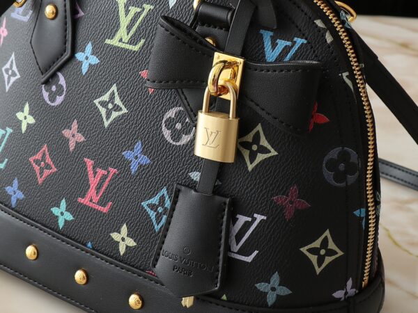 💰升级原版 M13078 M53152 本款 Alma BB 手袋洋溢路易威登 x 村上隆合作系列的欢欣格调，巧妙回溯 1930 年代的装饰艺术风格设计。Monogram 涂层帆布渲染村上隆笔下的谐趣色调，Toron 手柄、包底、可拆卸肩带和 LV x TM 钥匙包融入经典牛皮革元素。17.5 x 11.5 x 23.5 厘米 (高 x 宽 x 长度)