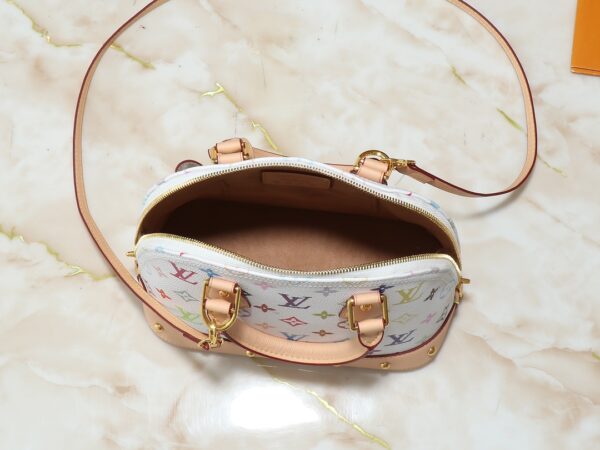 💰升级原版 M13078 M53152 本款 Alma BB 手袋洋溢路易威登 x 村上隆合作系列的欢欣格调，巧妙回溯 1930 年代的装饰艺术风格设计。Monogram 涂层帆布渲染村上隆笔下的谐趣色调，Toron 手柄、包底、可拆卸肩带和 LV x TM 钥匙包融入经典牛皮革元素。17.5 x 11.5 x 23.5 厘米 (高 x 宽 x 长度)