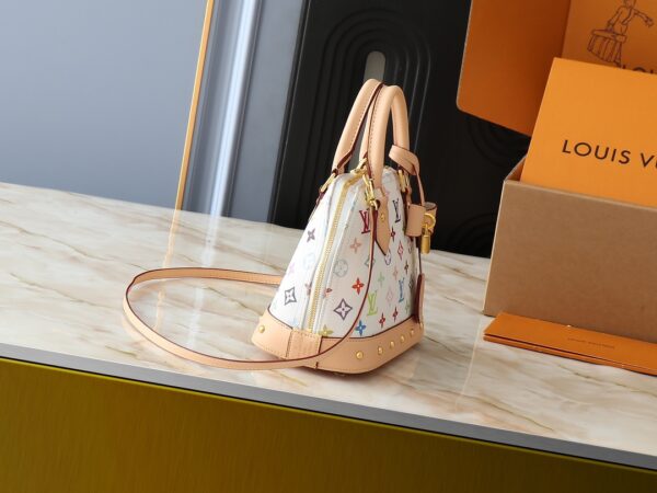 💰升级原版 M13078 M53152 本款 Alma BB 手袋洋溢路易威登 x 村上隆合作系列的欢欣格调，巧妙回溯 1930 年代的装饰艺术风格设计。Monogram 涂层帆布渲染村上隆笔下的谐趣色调，Toron 手柄、包底、可拆卸肩带和 LV x TM 钥匙包融入经典牛皮革元素。17.5 x 11.5 x 23.5 厘米 (高 x 宽 x 长度)