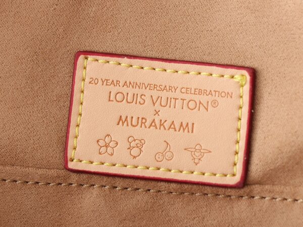 💰升级原版 M13078 M53152 本款 Alma BB 手袋洋溢路易威登 x 村上隆合作系列的欢欣格调，巧妙回溯 1930 年代的装饰艺术风格设计。Monogram 涂层帆布渲染村上隆笔下的谐趣色调，Toron 手柄、包底、可拆卸肩带和 LV x TM 钥匙包融入经典牛皮革元素。17.5 x 11.5 x 23.5 厘米 (高 x 宽 x 长度)