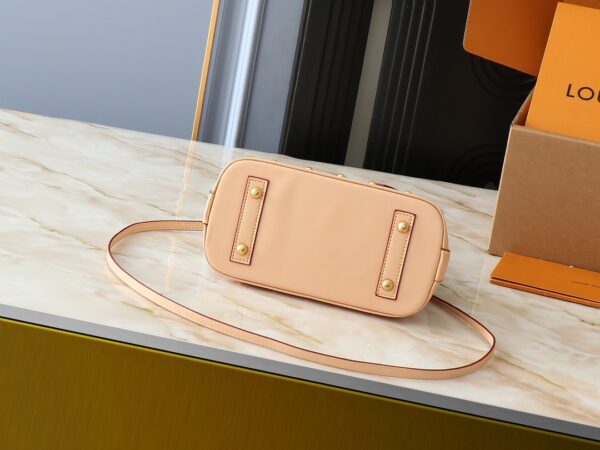 💰升级原版 M13078 M53152 本款 Alma BB 手袋洋溢路易威登 x 村上隆合作系列的欢欣格调，巧妙回溯 1930 年代的装饰艺术风格设计。Monogram 涂层帆布渲染村上隆笔下的谐趣色调，Toron 手柄、包底、可拆卸肩带和 LV x TM 钥匙包融入经典牛皮革元素。17.5 x 11.5 x 23.5 厘米 (高 x 宽 x 长度)