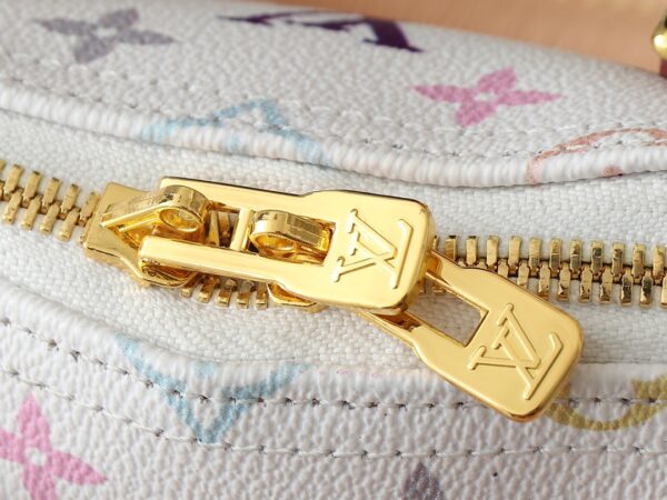 💰升级原版 M13078 M53152 本款 Alma BB 手袋洋溢路易威登 x 村上隆合作系列的欢欣格调，巧妙回溯 1930 年代的装饰艺术风格设计。Monogram 涂层帆布渲染村上隆笔下的谐趣色调，Toron 手柄、包底、可拆卸肩带和 LV x TM 钥匙包融入经典牛皮革元素。17.5 x 11.5 x 23.5 厘米 (高 x 宽 x 长度)