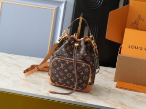 升级原版 M14199 M14017 Noe Cargo 是一款小巧的水桶包，由亮面牛皮革构型，呈现尼龙般的科技感光泽，内衬采用深沉色调织物。金属件，包括连接在球形链条上的LV字母在内，成为这款单色手袋上的唯一色彩调和元素。内设宽敞前袋。·牛皮革饰边织物内衬金属件抽绳和金属开合主隔层LV吊坠拉链头●珍珠铆钉Louis Vuitton Paris 贴饰·拉链前袋肩带: