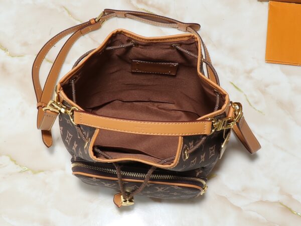 i1740334715_6239_3.jpg 升级原版 M14199 M14017 Noe Cargo 是一款小巧的水桶包,由亮面牛皮革构型,呈现尼龙般的科技感光泽,内衬采用深沉色调织物。金属件,包括连接在球形链条上的LV字母在内,成为这款单色手袋上的唯一色彩调和元素。内设宽敞前袋。·牛皮革饰边织物内衬金属件抽绳和金属开合主隔层LV吊坠拉链头●珍珠铆钉Louis Vuitton Paris 贴饰·拉链前袋肩带: