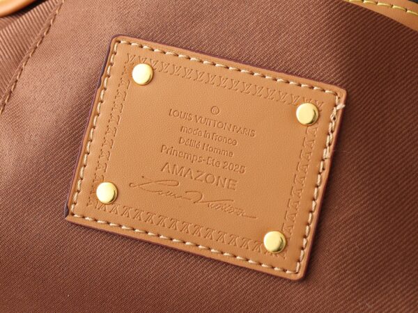 i1740335079_2557_6.jpg 升级原版 M14199 M14017 Noe Cargo 是一款小巧的水桶包,由亮面牛皮革构型,呈现尼龙般的科技感光泽,内衬采用深沉色调织物。金属件,包括连接在球形链条上的LV字母在内,成为这款单色手袋上的唯一色彩调和元素。内设宽敞前袋。·牛皮革饰边织物内衬金属件抽绳和金属开合主隔层LV吊坠拉链头●珍珠铆钉Louis Vuitton Paris 贴饰·拉链前袋肩带: