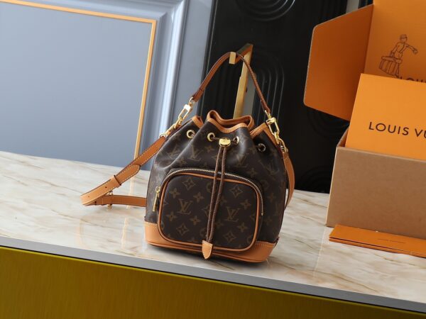 i1740335079_535_7.jpg 升级原版 M14199 M14017 Noe Cargo 是一款小巧的水桶包,由亮面牛皮革构型,呈现尼龙般的科技感光泽,内衬采用深沉色调织物。金属件,包括连接在球形链条上的LV字母在内,成为这款单色手袋上的唯一色彩调和元素。内设宽敞前袋。·牛皮革饰边织物内衬金属件抽绳和金属开合主隔层LV吊坠拉链头●珍珠铆钉Louis Vuitton Paris 贴饰·拉链前袋肩带: