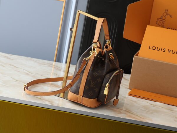 i1740335079_9312_0.jpg 升级原版 M14199 M14017 Noe Cargo 是一款小巧的水桶包,由亮面牛皮革构型,呈现尼龙般的科技感光泽,内衬采用深沉色调织物。金属件,包括连接在球形链条上的LV字母在内,成为这款单色手袋上的唯一色彩调和元素。内设宽敞前袋。·牛皮革饰边织物内衬金属件抽绳和金属开合主隔层LV吊坠拉链头●珍珠铆钉Louis Vuitton Paris 贴饰·拉链前袋肩带: