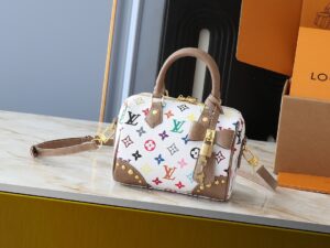 💰升级原版 鳄鱼纹M58953 M46234 M46222 Speedy Bandoulière 20 手袋取材柔软涂层帆布，以缤纷彩虹色调描摹全幅 Monogram 图案，点明路易威登 x 村上隆再版系列的灵动格调。牛皮革构筑 Toron 手柄和可拆卸肩带，金属包角回溯经典行李箱元素，蝴蝶结造型钥匙包和挂锁再添品牌笔触。尺寸:20.5 x 13.5 x 12.0 厘米 (长 x 高 x 宽)