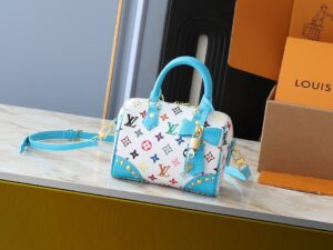 💰升级原版 鳄鱼纹M58953 M46234 M46222 Speedy Bandoulière 20 手袋取材柔软涂层帆布，以缤纷彩虹色调描摹全幅 Monogram 图案，点明路易威登 x 村上隆再版系列的灵动格调。牛皮革构筑 Toron 手柄和可拆卸肩带，金属包角回溯经典行李箱元素，蝴蝶结造型钥匙包和挂锁再添品牌笔触。尺寸:20.5 x 13.5 x 12.0 厘米 (长 x 高 x 宽)