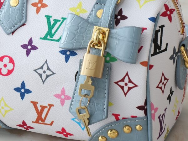 i1740774144_1826_1-1.jpg 💰升级原版 鳄鱼纹M58953 M46234 M46222 Speedy Bandoulière 20 手袋取材柔软涂层帆布,以缤纷彩虹色调描摹全幅 Monogram 图案,点明路易威登 x 村上隆再版系列的灵动格调。牛皮革构筑 Toron 手柄和可拆卸肩带,金属包角回溯经典行李箱元素,蝴蝶结造型钥匙包和挂锁再添品牌笔触。尺寸:20.5 x 13.5 x 12.0 厘米 (长 x 高 x 宽)