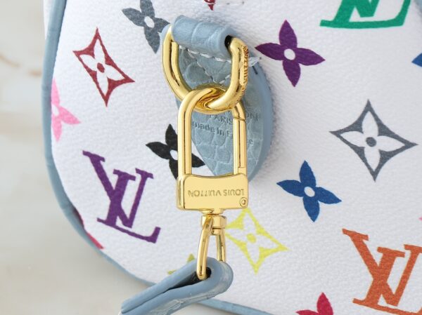 💰升级原版 鳄鱼纹M58953 M46234 M46222 Speedy Bandoulière 20 手袋取材柔软涂层帆布，以缤纷彩虹色调描摹全幅 Monogram 图案，点明路易威登 x 村上隆再版系列的灵动格调。牛皮革构筑 Toron 手柄和可拆卸肩带，金属包角回溯经典行李箱元素，蝴蝶结造型钥匙包和挂锁再添品牌笔触。尺寸:20.5 x 13.5 x 12.0 厘米 (长 x 高 x 宽)