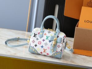 💰升级原版 鳄鱼纹M58953 M46234 M46222 Speedy Bandoulière 20 手袋取材柔软涂层帆布，以缤纷彩虹色调描摹全幅 Monogram 图案，点明路易威登 x 村上隆再版系列的灵动格调。牛皮革构筑 Toron 手柄和可拆卸肩带，金属包角回溯经典行李箱元素，蝴蝶结造型钥匙包和挂锁再添品牌笔触。尺寸:20.5 x 13.5 x 12.0 厘米 (长 x 高 x 宽)