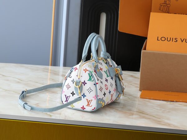 💰升级原版 鳄鱼纹M58953 M46234 M46222 Speedy Bandoulière 20 手袋取材柔软涂层帆布，以缤纷彩虹色调描摹全幅 Monogram 图案，点明路易威登 x 村上隆再版系列的灵动格调。牛皮革构筑 Toron 手柄和可拆卸肩带，金属包角回溯经典行李箱元素，蝴蝶结造型钥匙包和挂锁再添品牌笔触。尺寸:20.5 x 13.5 x 12.0 厘米 (长 x 高 x 宽)