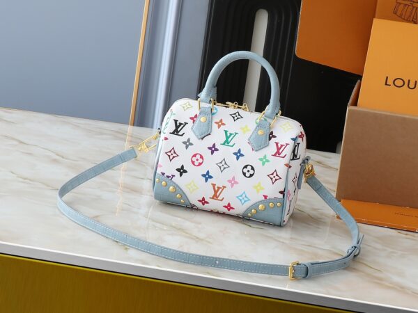 i1740774144_7752_6-1.jpg 💰升级原版 鳄鱼纹M58953 M46234 M46222 Speedy Bandoulière 20 手袋取材柔软涂层帆布,以缤纷彩虹色调描摹全幅 Monogram 图案,点明路易威登 x 村上隆再版系列的灵动格调。牛皮革构筑 Toron 手柄和可拆卸肩带,金属包角回溯经典行李箱元素,蝴蝶结造型钥匙包和挂锁再添品牌笔触。尺寸:20.5 x 13.5 x 12.0 厘米 (长 x 高 x 宽)