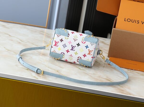 i1740774144_8334_0-1.jpg 💰升级原版 鳄鱼纹M58953 M46234 M46222 Speedy Bandoulière 20 手袋取材柔软涂层帆布,以缤纷彩虹色调描摹全幅 Monogram 图案,点明路易威登 x 村上隆再版系列的灵动格调。牛皮革构筑 Toron 手柄和可拆卸肩带,金属包角回溯经典行李箱元素,蝴蝶结造型钥匙包和挂锁再添品牌笔触。尺寸:20.5 x 13.5 x 12.0 厘米 (长 x 高 x 宽)