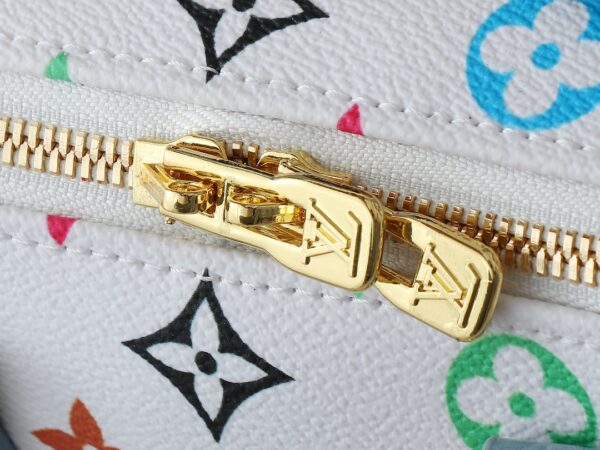 i1740774144_8930_7-1.jpg 💰升级原版 鳄鱼纹M58953 M46234 M46222 Speedy Bandoulière 20 手袋取材柔软涂层帆布,以缤纷彩虹色调描摹全幅 Monogram 图案,点明路易威登 x 村上隆再版系列的灵动格调。牛皮革构筑 Toron 手柄和可拆卸肩带,金属包角回溯经典行李箱元素,蝴蝶结造型钥匙包和挂锁再添品牌笔触。尺寸:20.5 x 13.5 x 12.0 厘米 (长 x 高 x 宽)